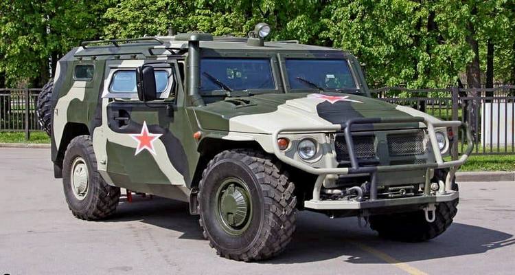 Бронеавтомобиль на улице